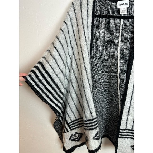 Gently worn Olive & Oak Basecamp Black & Ivory Print Poncho - Picture 3 of 7